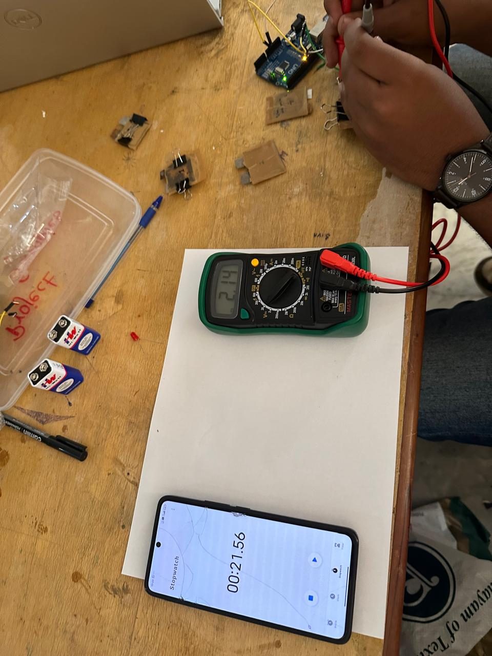 Measuring cell voltage on the bench